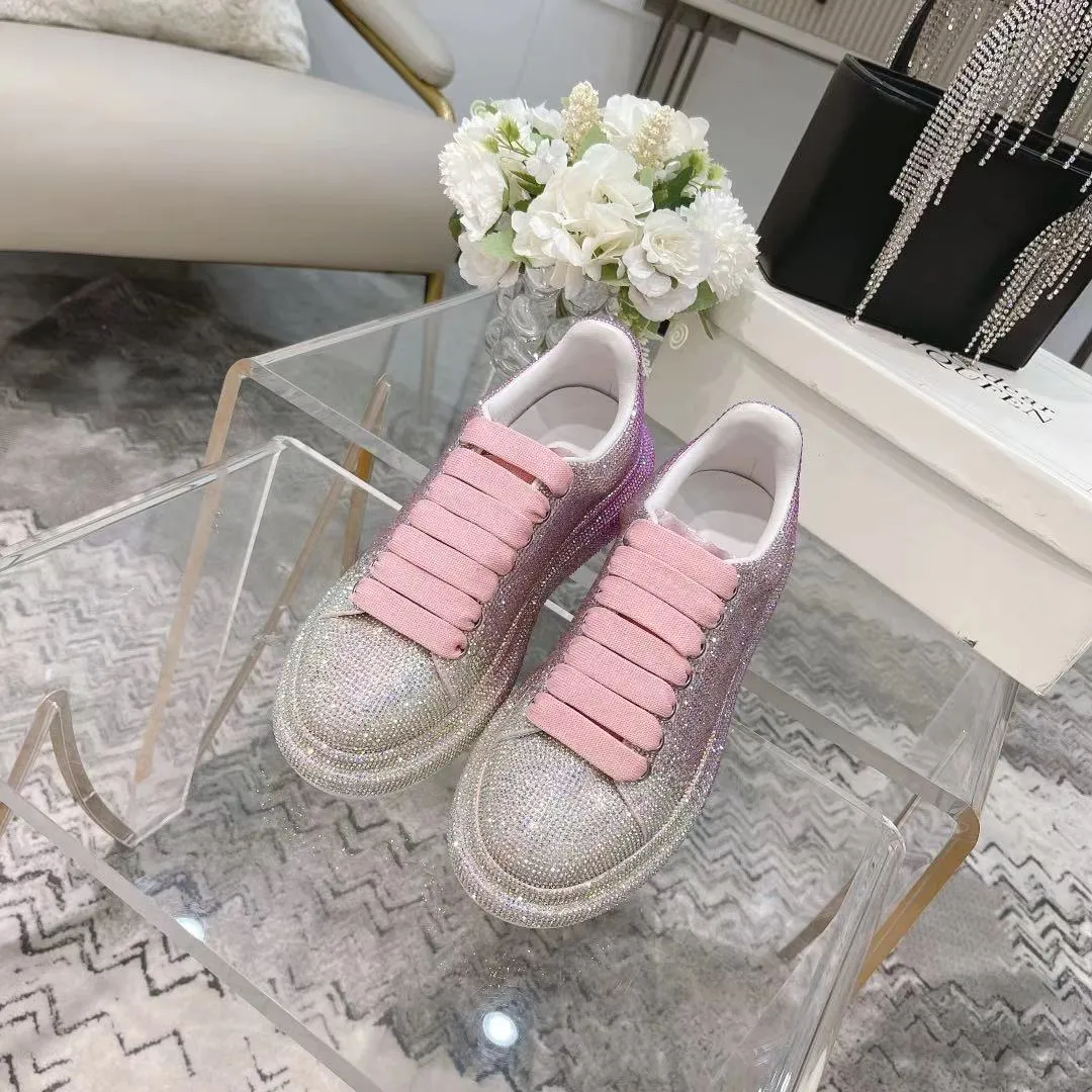 👟👟Ex-factory price 560👟👟 Men's size +10 2025SS McQueen crystal inlaid large and small diamond casual shoes counter original 1:1 production Fabric: imported silk velvet + imported Czech diamonds Lining: sheepskin lining Code number: 35-41 Male 39/44